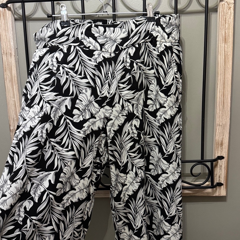 Adrienne Vittadini Black and White Floral pants 12 100% viscose